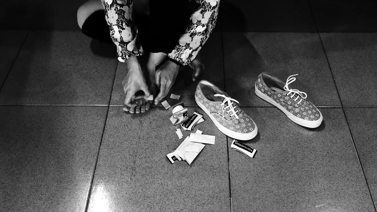 A dancer puts adhesive patches on her feet before dancing. JP/Wienda Parwitasari