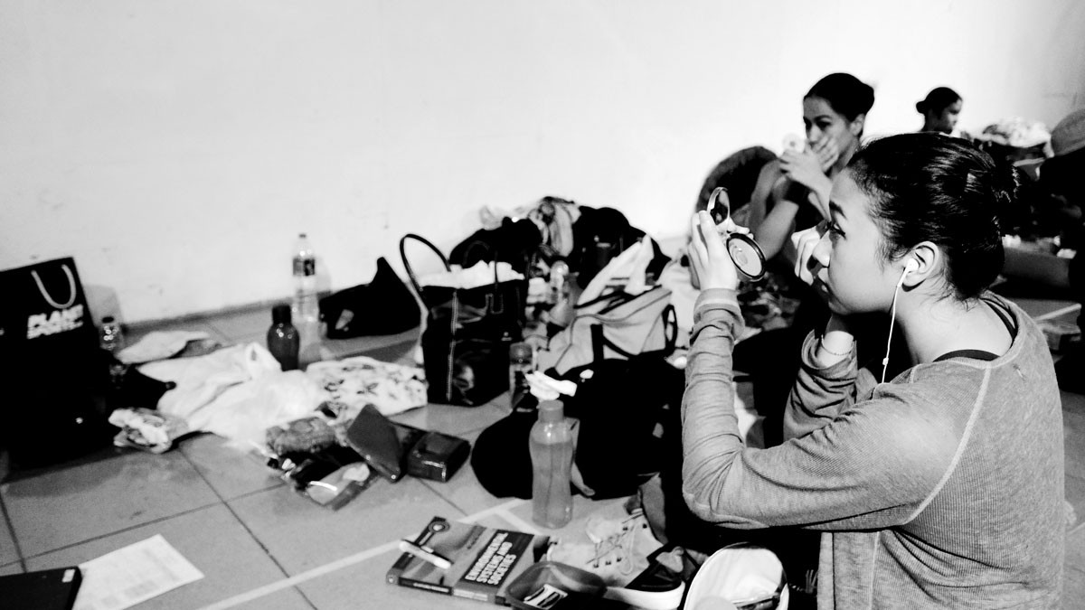 Two young dancers apply their makeup. JP/Wienda Parwitasari