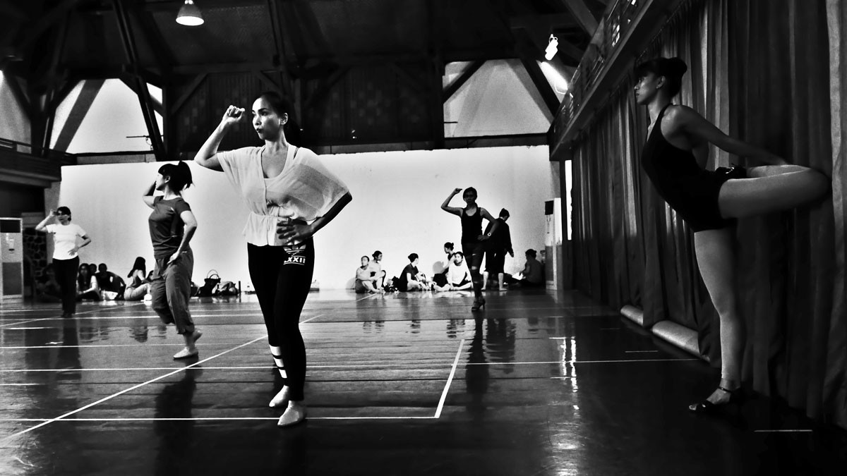 Alumni of the Namarina ballet school rehearse for a gala evening to mark the school’s 60th anniversary, at the National Gallery in Jakarta on Nov. 27. JP/Wienda Parwitasari