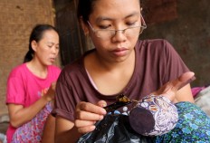 Artisans use a canting or spouted bowl to create batik patterns on pottery in a workshop in Jarum village, Bayat district, Klaten, Central Java.  JP/Ganug Nugroho Adi