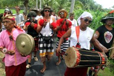  Villagers with garish make up play gamelan instruments as they walk around the village in a parade. JP/ Zul Trio Anggono