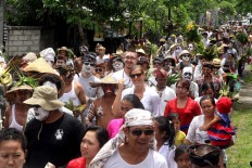 Foreign tourists join the Ngedeblag parade in Kemenuh village. JP/ Zul Trio Anggono