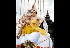 Show Time: A group of women dance on stage to entertain visitors of the Twin Temple Festival.JP/ Magnus Hendratmo