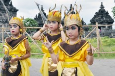 Future Generation: Three youth dancers are ready to perform. JP/ Magnus Hendratmo