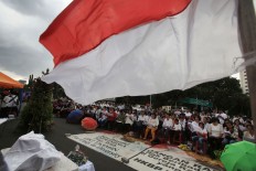 The congregations of the troubled GKI Yasmin church and HKBP Filadelfia from Jakarta’s satellite cities hold their Christmas service in front of Merdeka Palace, Jakarta, on Christmas Day. JP/Dhoni Setiawan
