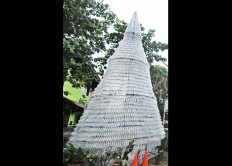 White Christmas: It took three days to finish the mineral water bottle Christmas tree. JP/ Donny Fernando