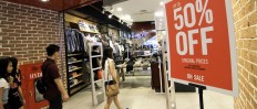 Feeling Generous: Many shops offer discounts to attract people who want to shop before Christmas. JP/ Donny Fernando