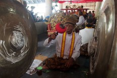 Royal servants play a pair of gamelan, namely Kyai Guntur Madu and Kyai Guntur Sari, to mark the start of Sekaten. JP/Ganug Nugroho Adi