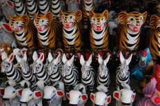 Visitors can buy animal-shaped piggy banks at markets held during Sekaten. JP/Ganug Nugroho Adi