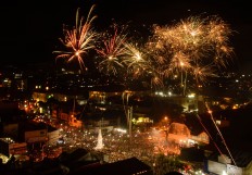 Thousands of people from around Yogyakarta gather for the fireworks at Tugu on Saturday night. JP/Tarko Sudiarno