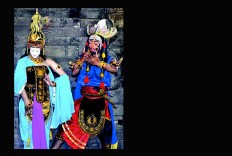 Match made in heaven: A couple takes on the roles of Ken Dedes (left) and
Ken Arok for the mask dance. JP/ Aman Rochman