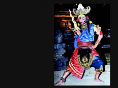 King of Singosari : The character Ken Arok strikes a pose with his weapon before the show. JP/ Aman Rochman

