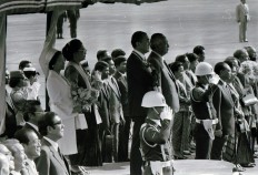 Nakasone and Soeharto stand during a state ceremony to welcome the Japanese prime minister at Halim Perdana Kusuma Airport in Jakarta. JP/Alex Lumy