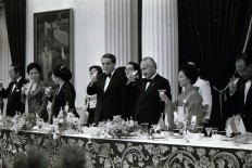 Soeharto [third right], Nakasone [fourth right], Tsutako [second right] and Tien [third left] make a toast during the state dinner. JP/ Alex Lumy