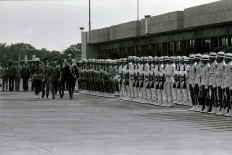 Nakasone and Soeharto walk past a row of the Indonesian Military soldiers, at that time called the Indonesian Armed Forces [ABRI], during a state ceremony welcoming the guests. JP/Alex Lumy