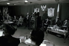 Nakasone gives a press statement after his meeting with Soeharto. JP/Alex Lumy