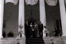 Nakasone [left] and his wife Tsutako [second left] pose for a picture with Soeharto [right] and then first lady Tien Soeharto after the bilateral meeting, in front of the State Palace. JP/Alex Lumy