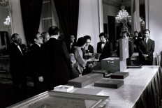 Tien Soeharto shows a book to Tsutako Nakasone before the state dinner. JP/Alex Lumy