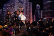 Ahok questions Agus' flood mitigation stance in first debate