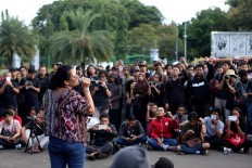 Musician-cum-activist Melanie Subono sings during the 10th commemoration of the Kamisan silent protest in front of the Presidential Palace in Jakarta on Jan. 19. The 477th Kamisan marks the 10th year since the first protest in 2007 asking the government to resolve past human rights violations. JP/Seto Wardhana.