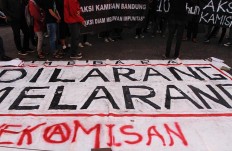 Participants pray at the end of the Kamisan silent protest in Bandung, West Java, in front of Gedung Sate gubernatorial building on Jan. 19. The 174th Kamisan in Bandung marks the 10th year since the first protest was held in Jakarta in 2007. JP/ Arya Dipa