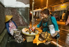 The statue of an old fruit seller is placed at a corner of a street in Kotagede in Yogyakarta during the Keroncong Market music festival in early December. JP/ Tarko Sudiarno