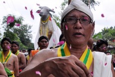 A religious leader throws some rose petals and burns incense to open the parade of the Kebo Ketan in Sekarputih village, Widodaren, Ngawi, East Java. JP/Magnus Hendratmo