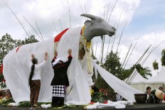 Two artists Malati and Suprapto Suryodarmo pray before the ceremony of the Kebo Ketan slaughter in Sekarputih village, Widodaren, Ngawi, East Java, on Dec. 18, 2016. JP/ Magnus Hendratmo