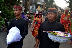 Ritual participans carry Mbah Karimun’s Malangan masks in a white cloth and offerings during the cultural ritual, Gebyar Budaya Topeng Malangan or Malangan Mask Cultural Festival in Malang, East Java. JP/ Aman Rochman