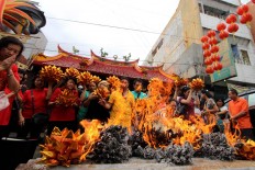 Congregation members of Tri Dharma Temple burn prayer papers as a symbol of gratitude in a ritual called “pao oen” at Tien Kok Sie Temple in Pasar Gede, Surakarta, Central Java, on Jan. 15. JP/ Ganug Nugroho Adi