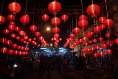Visitors enjoy the three-day Obar Abir (Colorful) Festival at Semawis Imlek Market in the East Wotgandul area in Semarang, Central Java, ahead of Chinese New Year in January. JP/ Suherdjoko