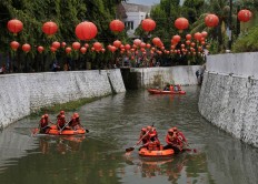 Participants participate in a rubber raft competition on Pepe River in Pasar Gede, Surakarta, Central Java, during Imlek. JP/ Ganug Nugroho Adi