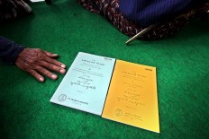 Two textbooks on Javanese script, the Hanacaraka 1 and the Hanacaraka 2, are displayed. The textbooks are the main teaching materials of the course. JP/ Aditya Sagita