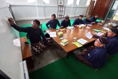 Participants of a class listen to the teacher, KRT Rinta Iswara, who explains the technique of writing Javanese script. JP/ Aditya Sagita