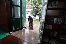A palace servant bows before going home. The tradition is a form of respect within the confines of the palace. JP/ Aditya Sagita