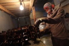 Harley Davidson miniatures that have been sprayed with clear coating are being dried. JP/ Ganug Nugroho Adi