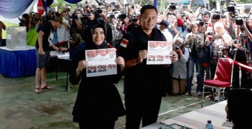 Agus and wife Anissa vote in Kebayoran Baru