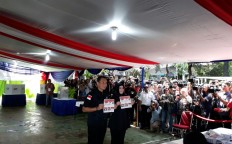 Jakarta gubernatorial candidate number 1, Agus Harimurti Yudhoyono and wife Annisa Pohan show off their ballots prior to voting in South Jakarta on Wednesday, Feb. 15, 2017. JP/ Safrin La Batu