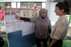 A foreign observer monitors the election at Pondok Bambu Women’s Penitentiary in East Jakarta. One hundred and fifty-seven prisoners voted in the Jakarta gubernatorial election at the prison on Wednesday, Feb. 15, 2017. JP/Wendra Ajistyatama