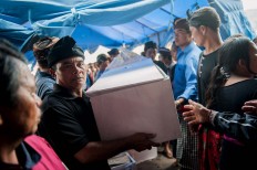 A coffin is carried to a cemetery in Songan village on Monday, February 13, 2017. JP/ Anggara Mahendra