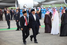 Jakarta Governor Basuki “Ahok” Tjahaja Purnama (right) walks with Tourism Minister Arief Yahya after greeting King Salman bin Abdulaziz Al Saud and his entourage at Halim Perdanakusuma Airport, Jakarta, on Wednesday. JP/Dhoni Setiawan