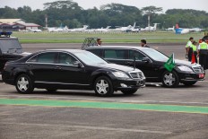 Two Mercedes-Benz sedans are parked on the runway of Halim Perdanakusuma Airport prior to being used by Indonesian President Joko "Jokowi" Widodo and King Salman bin Abdulaziz Al Saud. JP/Dhoni Setiawan