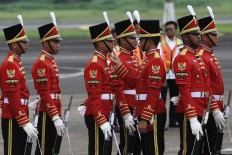 The commander of Indonesia’s Presidential Security Detail (Paspampres) adjusts the hat of one of his soldier while awaiting the arrival of King Salman bin Abdulaziz Al Saud at Halim Perdanakusuma Airport. The king’s entourage consists of 1,500 people. JP/Dhoni Setiawan