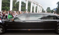 King Salman bin Abdulaziz Al Saud smiles at Bogor residents as they wait for his arrival at the Bogor Presidential Palace south of Jakarta on Wednesday. Antara/Arif Firmansyah