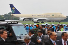 The Saudi airplane carrying King Salman bin Abdulaziz Al Saud touches down at Halim Perdanakusuma Airport on Wednesday at about 12:40 p.m. JP/Dhoni Setiawan