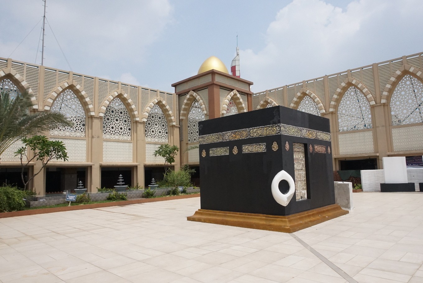 Go to the seventh floor to visit Nurul Iman Mosque. The mosque has a mini version of the Kaaba, which can be used for "Manasik haji" (haj rehearsal). 