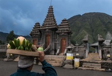 A man carries an offering to the Luhur Poten temple, Mount Bromo. JP/Tarko Sudiarno