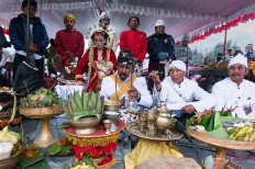 A Hindu priest prays during Linda Susanti’s wedding ceremony at Luhur Poten temple on Mount Bromo. JP/Tarko Sudiarno 
