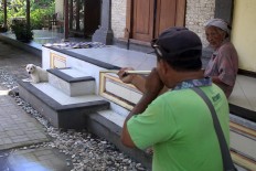 A husbandry officer uses a blowgun to administer a rabies vaccine to a dog in Sanur, Denpasar. JP/ Zul Trio Anggono