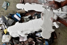 Various types of sandpaper are used to smoothen wayang klitik. JP/ Magnus Hendratmo